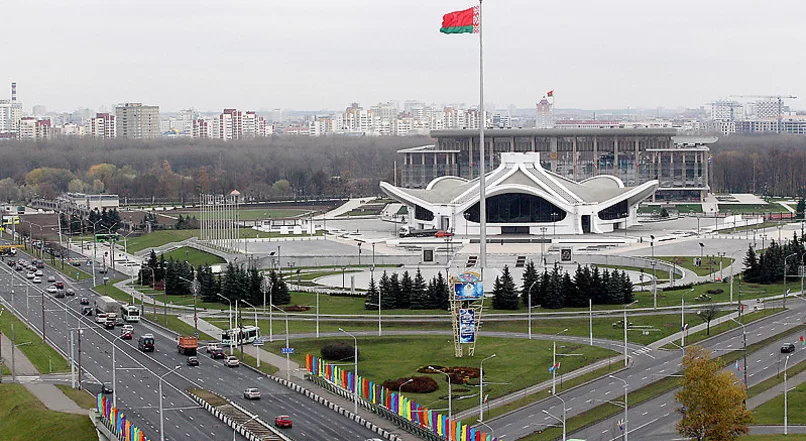 Национальный выставочный центр БелЭкспо с площадью Государственного флага по проспекту Победителей