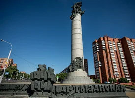 Архитектурно-скульптурный знак Беларусь Партизанская